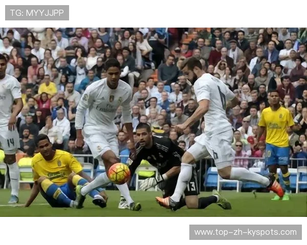 后卫神级滑铲救险，全队抱他